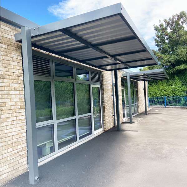 FalcoSpan Overdækninger Skaber Sikker og Stilfuld Indgang på Mark Way School